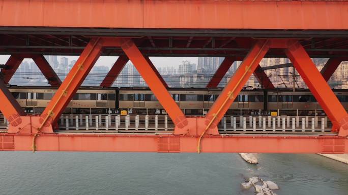 近距离航拍重庆轻轨穿越东水门长江大桥