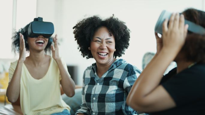 非洲女性朋友享受VR虚拟现实