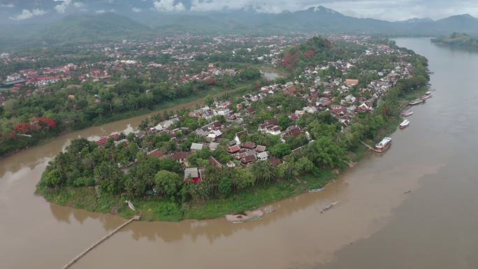 无人机飞越老挝琅勃拉邦上空