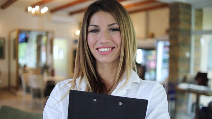 一位年轻女子自豪地照顾着她的餐厅的视频。