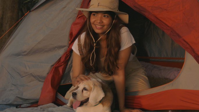 野营中美丽女孩和小狗的特写照片