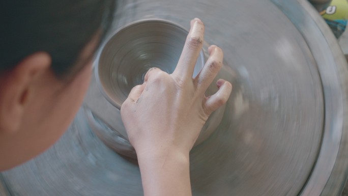 东南亚妇女练习制作陶器