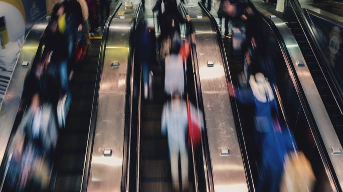 8k地铁乘客高峰时间在繁忙车站使用自动扶梯