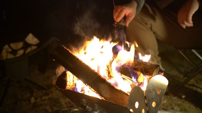 露營地的篝火夜晚野营郊游露宿