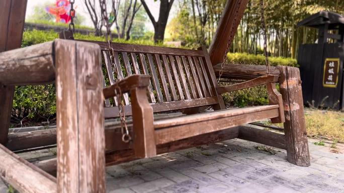 公园木制摇椅