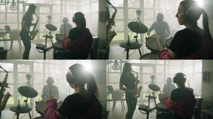 音乐家在客厅排练。萨克斯管演奏者和鼓手正在有节奏地演奏他们的乐器