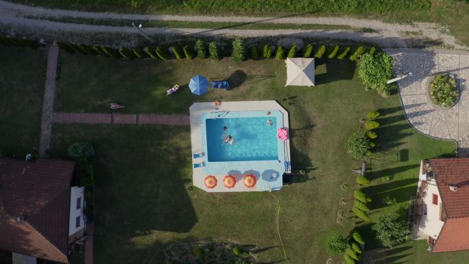 游泳池上的一天别墅院子夏天