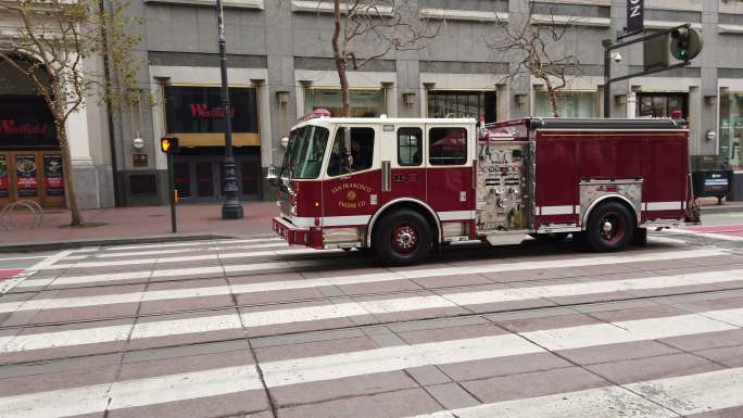 旧金山市中心的消防车。