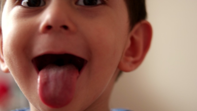 伸出舌头的男孩小孩调皮捣蛋
