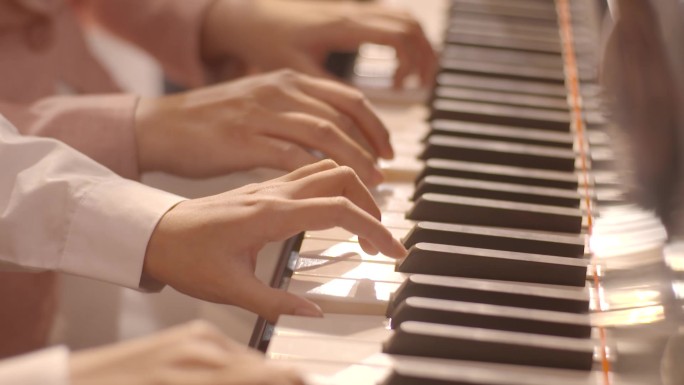 原创唯美小学生学生四手联弹户外弹钢琴键手