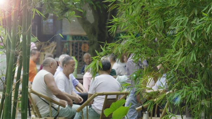 老年人在露天茶馆里喝茶