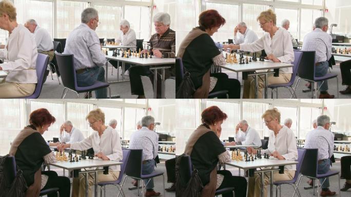 高清玩偶：老年人下棋