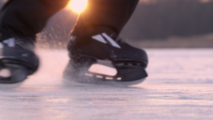 4K少年滑冰，在结冰的湖面上滑行，慢动作