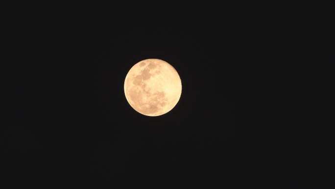 晚上的满月。十五的月亮圆月圆满
