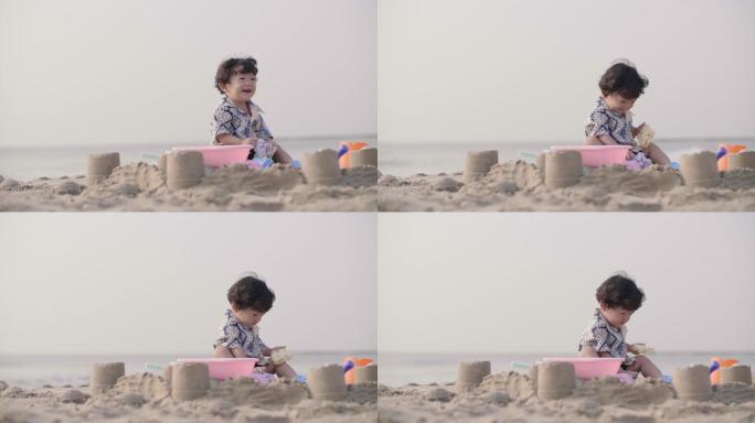 小男孩在沙滩上玩沙子，玩得很开心。