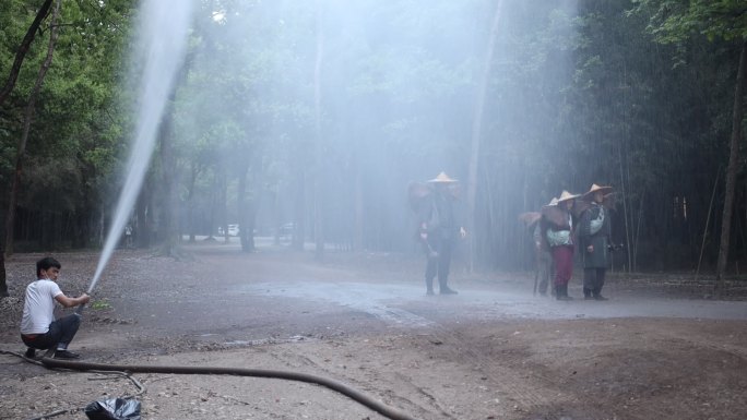 电影拍摄现场人工降雨画面