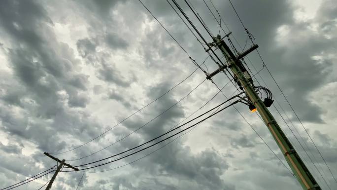 带有威胁性风暴云的电线和电杆