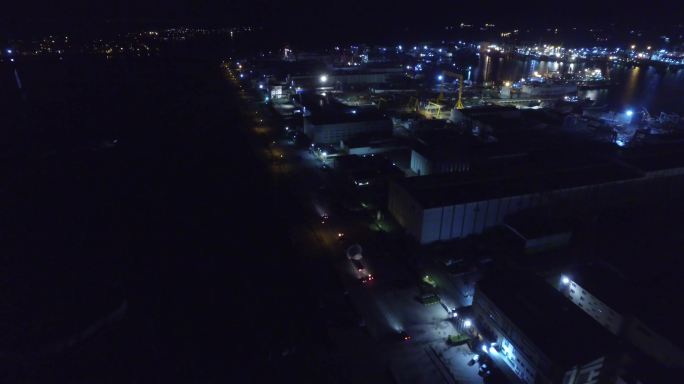 夜间无人驾驶飞机拍摄大型物流车队-工业区卡车运输大型物体