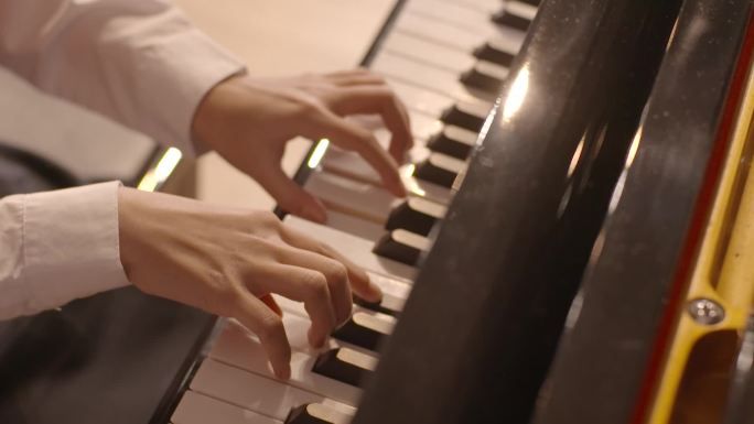 唯美儿童学生弹钢琴演奏琴特写琴键精英培养