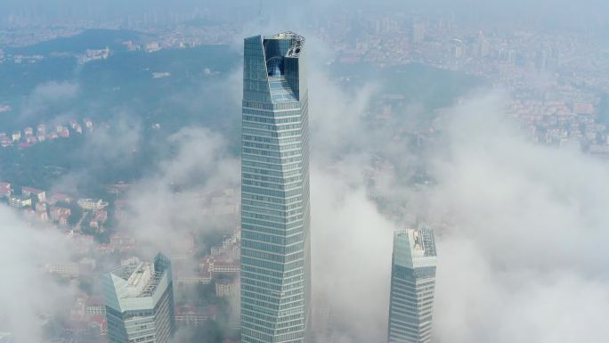 城市中的平流雾航拍4K视频