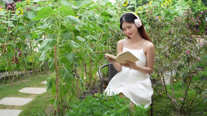 女孩在花园里看书