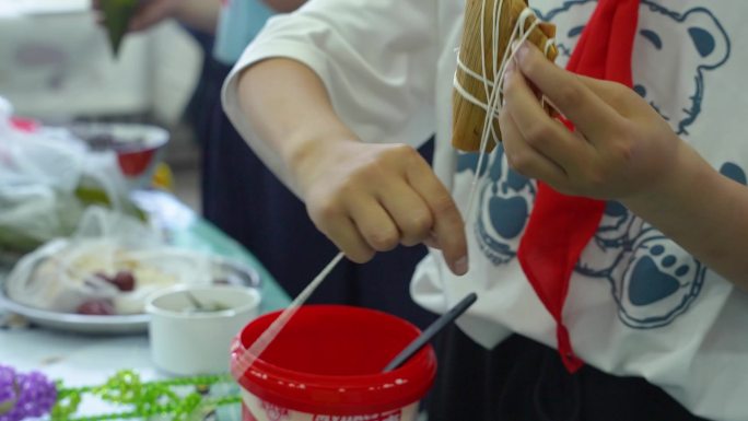 【原创】端午节小学生包粽子B