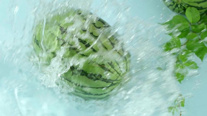 西瓜被水冲溅起水花