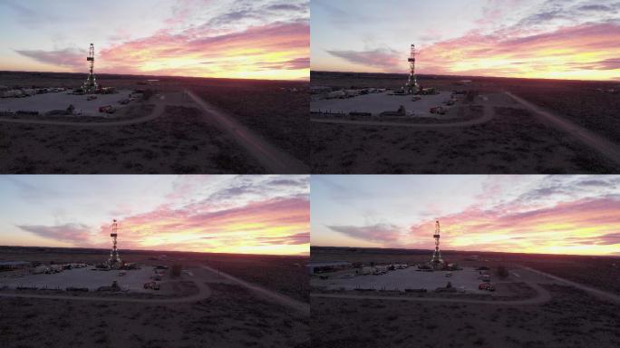 黎明或黄昏时分，在德克萨斯州西部或卡尔斯巴德附近的美国南部油田新墨西哥州东南部，从右到左缓慢平移喷射