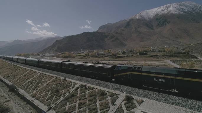 火车跟随航拍西藏山区