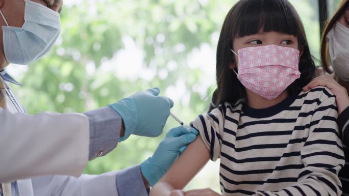 头像：不用担心女儿和母亲的针头，亚洲资深男医生戴着卫生口罩在亚洲少女患者的手臂上接种新冠肺炎疫苗，带