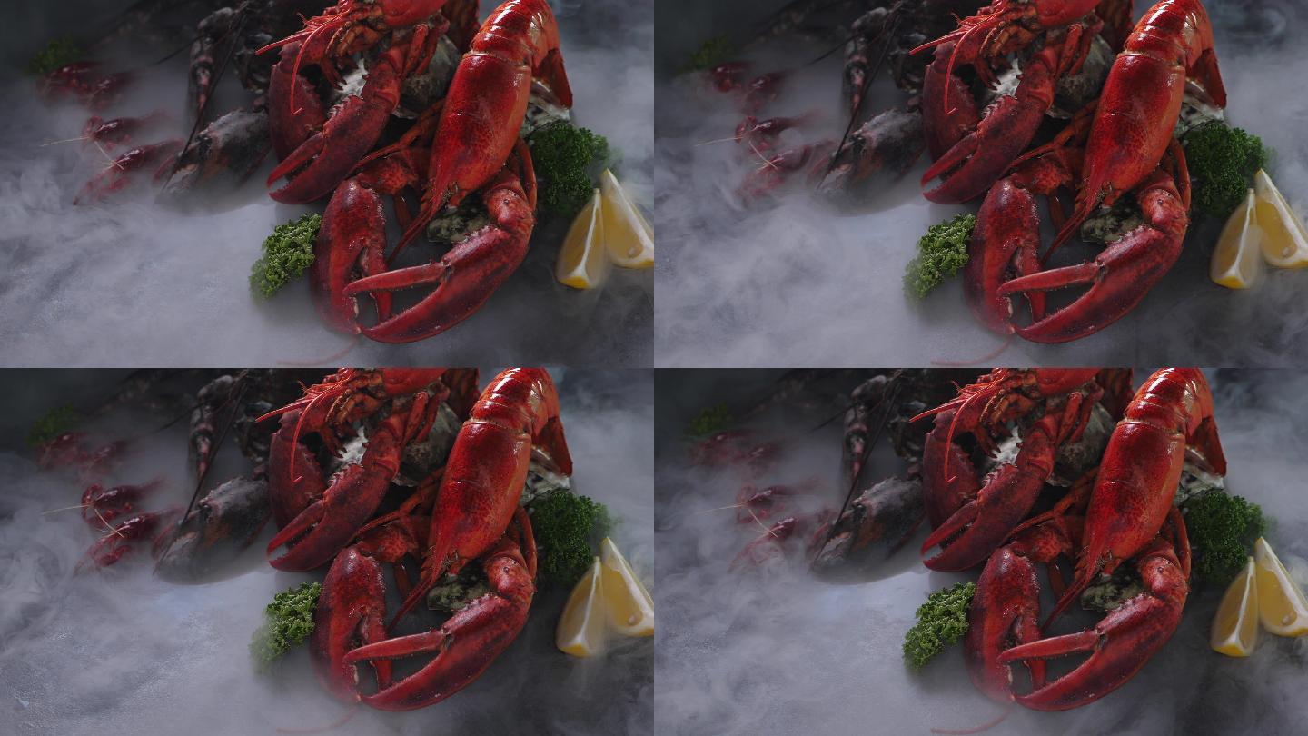 三只龙虾配新鲜欧芹、莳萝、柠檬、大蒜、红辣椒和胡椒豆