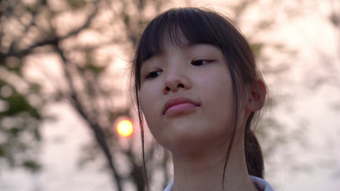 运动型亚洲年轻女子的面部表情，无聊的手势