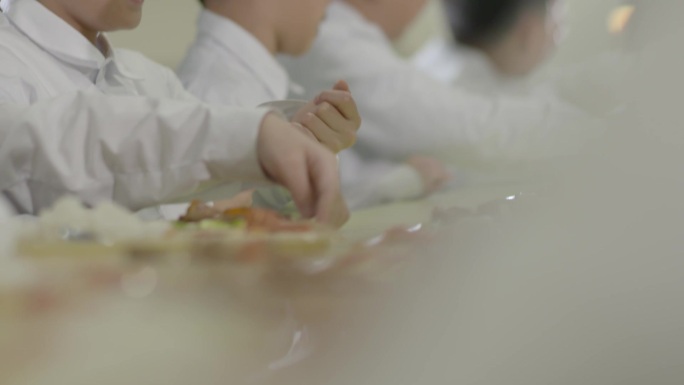 学校饭堂学生吃饭用餐安全打饭食堂营养餐