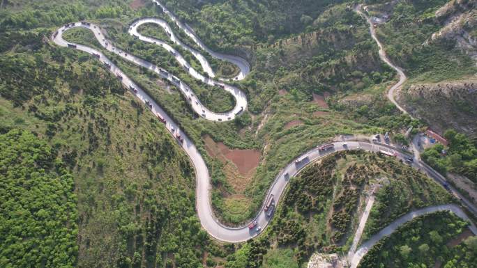 夏日青州牛角岭盘山路流动的汽车航拍