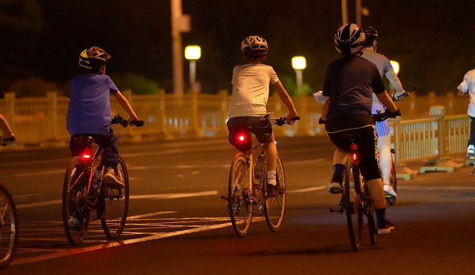 城市夜晚骑行