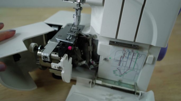 在缝纫机中用线填充线轴。缝纫机库存视频中的女士手摇底线