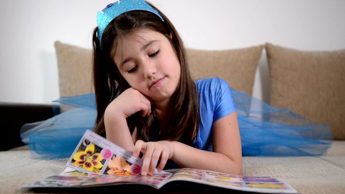 女孩读书看书小女孩看绘本