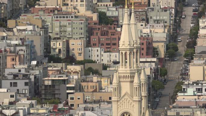 俄罗斯山上的旧金山建筑和教堂