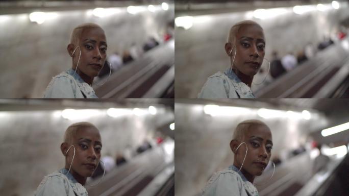 地铁自动扶梯上的女性肖像