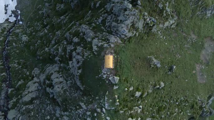 从皮埃蒙特州瓦莱西亚的拉韦利营地俯瞰意大利阿尔卑斯山