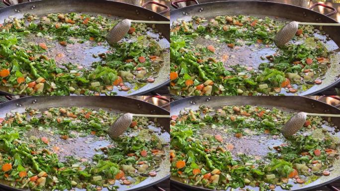 用海鲜饭锅煎切碎的蔬菜
