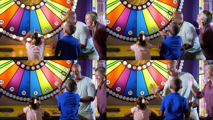 跨种族家庭，两个孩子玩街机游戏