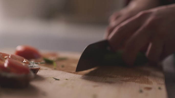 特写镜头：厨师在制作三明治时切黄瓜