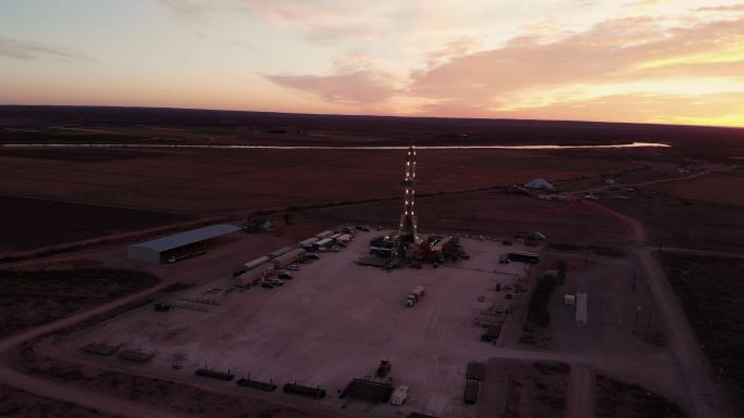 黎明或黄昏时分，无人驾驶飞机在德克萨斯州西部或美国南部卡尔斯巴德附近油田的新墨西哥州东南部发射压裂油