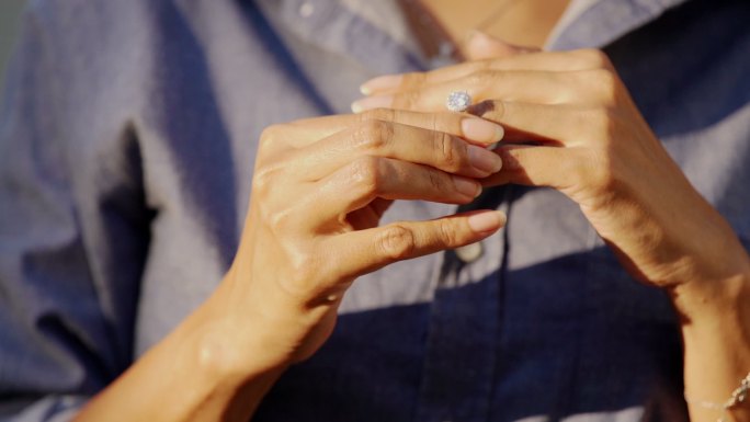 妻子从手指上摘下钻石结婚戒指。争吵分手的斗争。