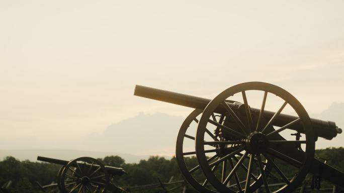 日落时分，一个朦胧的日子里，宾夕法尼亚州葛底斯堡国家军事公园的几门美国内战大炮