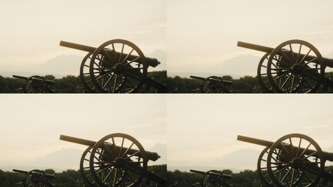 日落时分，一个朦胧的日子里，宾夕法尼亚州葛底斯堡国家军事公园的几门美国内战大炮