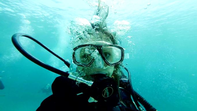 水下自拍轻松体验潜水胜地旅游有氧潜水