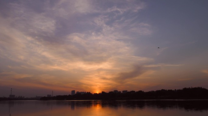 落日河边夕红河边暮色落日余晖傍晚夕阳西下