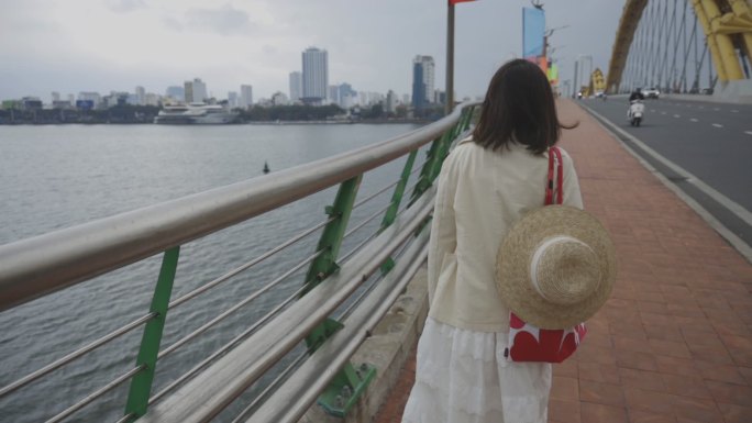 行走在岘港的女性游客